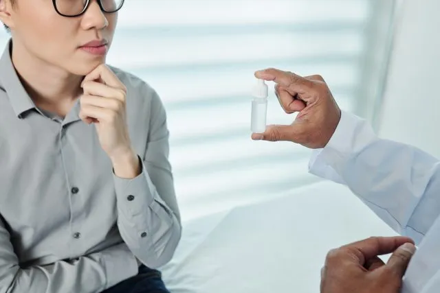 Płyny do soczewek – który wybrać i jak używać?